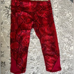 Lululemon Vent it Out crop size 6